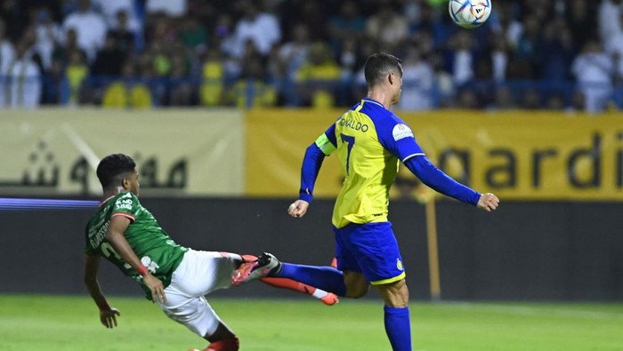 Ettifaqs Saudi defender Mohammed al-Dosari (L) marks Nassrs Portuguese forward Cristiano Ronaldo during the Saudi Pro League football match between Al-Nassr and Al-Ettifaq at the Prince Mohammed Bin Fahd Stadium in Dammam on May 27, 2023. (Photo by AFP) (Photo by -/AFP via Getty Images)