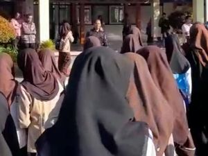 Kepsek SMAN 1 Praya Tengah Didemo Berawal Siswa Tak Bisa Perkalian 7 Kepsek SMAN 1 Praya Tengah Didemo Berawal Siswa Tak Bisa Perkalian 7