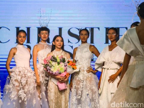 Desainer Christie Basil memperlihatkan koleksi pakaian pengantin tiga dimensi di  Enchanted Moments Wedding Fair, St. Regis Jakarta.