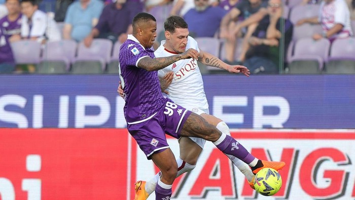 FLORENCE, ITALY - MAY 27: Igor Julio dos Santos de Paulo axcf in action against Andrea Belotti of AS Roma during the Serie A match between ACF Fiorentina and AS Roma at Stadio Artemio Franchi on May 27, 2023 in Florence, Italy. (Photo by Gabriele Maltinti/Getty Images)