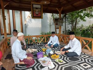 Silaturahmi ke Embay Mulya Syarief, Ganjar Disuguhkan Nasi Uduk