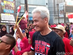 Ganjar Jogging Bareng Relawan Sambil Diteriaki Presiden di Alun-Alun Serang