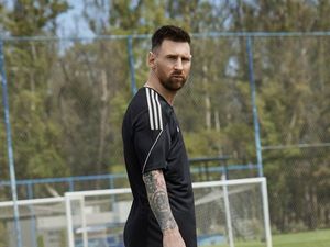 Gaya Lionel Messi Saat Makan Burger hingga Panggang Daging