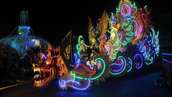 Gemerlap Light Parade Semarakkan HUT ke-730 Surabaya