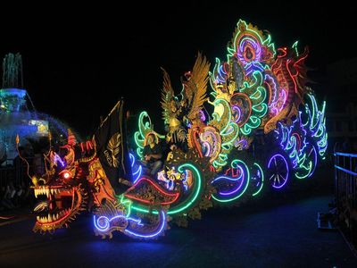 Gemerlap Light Parade Semarakkan HUT ke-730 Surabaya