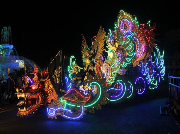 Gemerlap Light Parade Semarakkan HUT ke-730 Surabaya