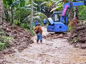 Hampir 2 Hari Jalan di Tabanan Lumpuh akibat Tepi Saluran Irigasi Jebol Hampir 2 Hari Jalan di Tabanan Lumpuh akibat Tepi Saluran Irigasi Jebol