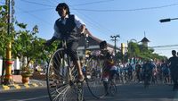 Kemeriahan Karnaval Sepeda Onthel di Madiun