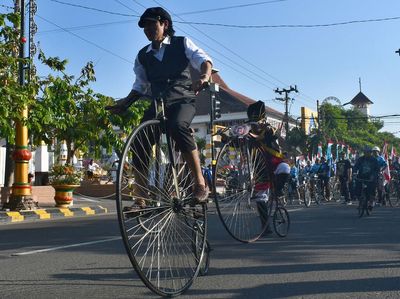 Kemeriahan Karnaval Sepeda Onthel di Madiun