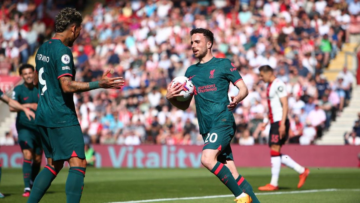 Diogo Jota (kanan) mencetak gol pembuka di laga Soton vs Liverpool. (Foto: Getty Images/Charlie Crowhurst)