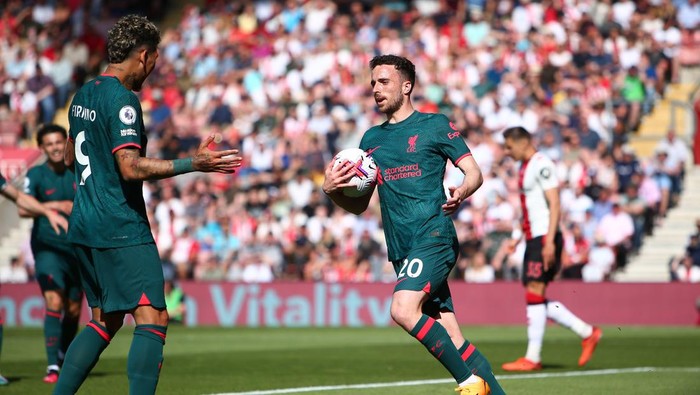 SOUTHAMPTON, ENGLAND - MAY 28: Diogo Jota of Liverpool celebrates with teammate Roberto Firmino after scoring the teams first goal during the Premier League match between Southampton FC and Liverpool FC at Friends Provident St. Marys Stadium on May 28, 2023 in Southampton, England. (Photo by Charlie Crowhurst/Getty Images)