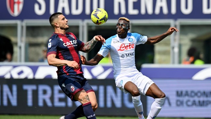 BOLOGNA, ITALY - MAY 28: Kevin Bonifazi of Bologna FC and Victor Osimhen of SSC Napoli battle for the ball during the Serie A match between Bologna FC and SSC Napoli at Stadio Renato DallAra on May 28, 2023 in Bologna, Italy. (Photo by Alessandro Sabattini/Getty Images)