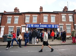 Pintu masuk ke dalam stadion tampak sederhana di pinggir jalan. (Foto: PA Images via Getty Images/Zac Goodwin - PA Images)