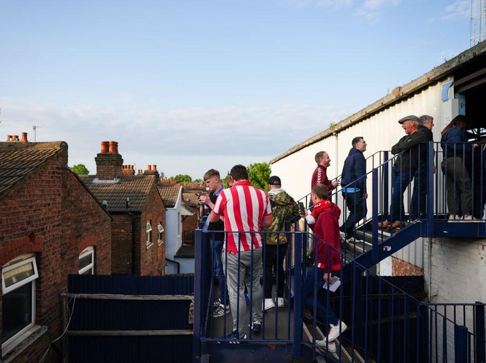 Sunderland fans make their way into the stadium before the Sky Bet Championship play-off semi-final second leg match at Kenilworth Road, Luton. Picture date: Tuesday May 16, 2023. (Photo by Zac Goodwin/PA Images via Getty Images)