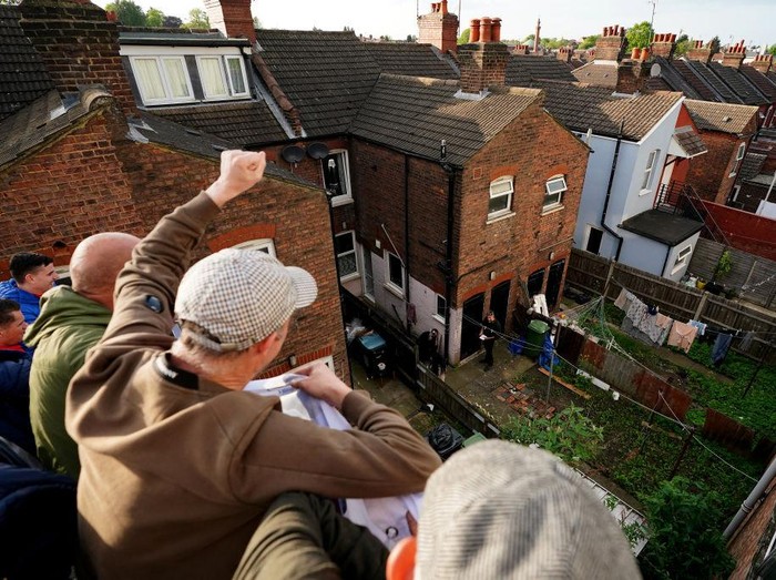Sunderland fans gesture to people in a garden near the stadium before the Sky Bet Championship play-off semi-final second leg match at Kenilworth Road, Luton. Picture date: Tuesday May 16, 2023. (Photo by Zac Goodwin/PA Images via Getty Images)