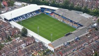 Markas Luton Town unik karena berada tepat di tengah pemukiman warga. (Foto: Getty Images/David Goddard)