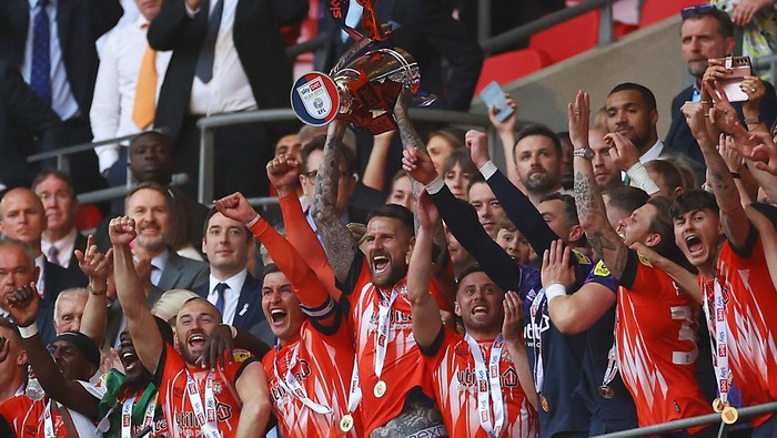 Soccer Football - Championship Play-Off Final - Coventry City v Luton Town - Wembley Stadium, London, Britain - May 27, 2023  Luton Towns Sonny Bradley lifts the trophy with teammates after winning the Championship Play-Off Final REUTERS/Carl Recine