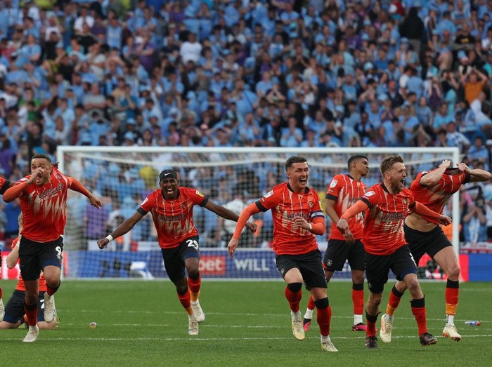 Luton's players celebrate after winning the penalty shoot-out in the English Championship play-off final football match between Coventry City and Luton Town at Wembley Stadium in London on May 27, 2023. Luton won the game 6-5 on penalties after the game finished 1-1 after extra time. (Photo by Adrian DENNIS / AFP) / NOT FOR MARKETING OR ADVERTISING USE / RESTRICTED TO EDITORIAL USE (Photo by ADRIAN DENNIS/AFP via Getty Images)