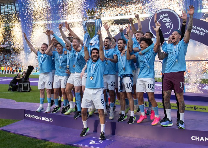 MANCHESTER, ENGLAND - MAY 21: Manchester City captain Ilkay Gundogan  lifts the Premier League trophy in front of team mates after the Premier League match between Manchester City and Chelsea FC at Etihad Stadium on May 21, 2023 in Manchester, England. (Photo by Visionhaus/Getty Images)