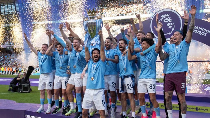 MANCHESTER, ENGLAND - MAY 21: Manchester City captain Ilkay Gundogan  lifts the Premier League trophy in front of team mates after the Premier League match between Manchester City and Chelsea FC at Etihad Stadium on May 21, 2023 in Manchester, England. (Photo by Visionhaus/Getty Images)