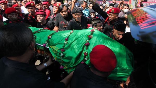 Jenazah Eks Wali Kota Surabaya Whisnu Sakti Buana Dimakamkan di TPU Keputih