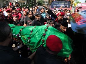 Jenazah Eks Wali Kota Surabaya Whisnu Sakti Buana Dimakamkan di TPU Keputih