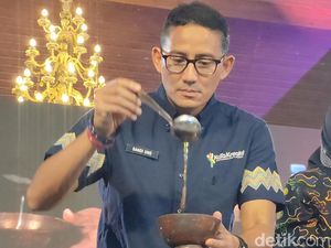 Seru! Momen Menteri Sandiaga Ikut Lomba Racik Dawet Sambal Khas Kulon Progo