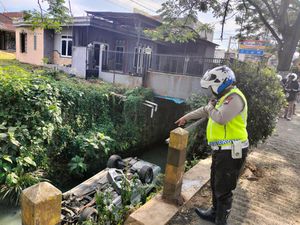 Mercy Terjun ke Sungai Kota Batu Saat Ditinggal Sopir ke Minimarket Mercy Terjun ke Sungai Kota Batu Saat Ditinggal Sopir ke Minimarket