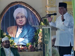 Momen Prabowo Geser Podium yang Belakangi Ulama Sebelum Beri Sambutan