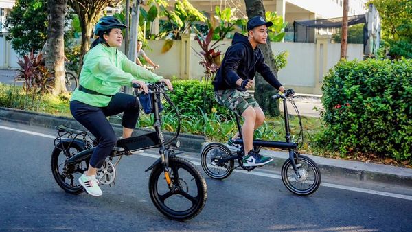 Momen Puan Gowes Bareng Gibran Lalu Berfoto dengan Warga di CFD Solo