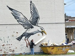 Pasutri di Inggris Dibuat Pusing oleh Mural Banksy