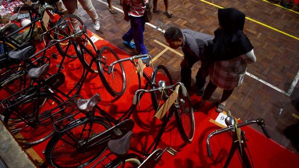 Benda-benda Antik Dipamerkan di GOR Wilis Madiun