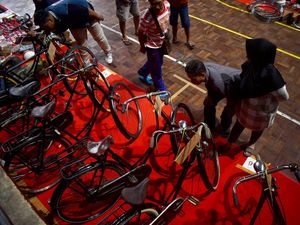 Benda-benda Antik Dipamerkan di GOR Wilis Madiun