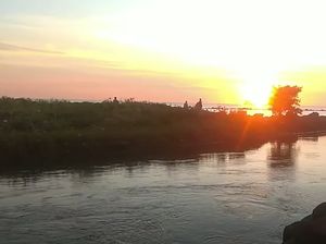 Menikmati Panorama Sunset di Pantai Bat-bat Makassar Menikmati Panorama Sunset di Pantai Bat-bat Makassar