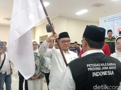 Kang Ace Lepas Kloter Pertama Calhaj di Asrama Haji Indramayu