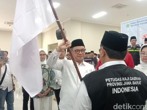 Kang Ace Lepas Kloter Pertama Calhaj di Asrama Haji Indramayu Kang Ace Lepas Kloter Pertama Calhaj di Asrama Haji Indramayu