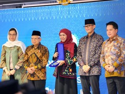 Pemprov Jatim Raih Juara Umum Anugerah Adinata Syariah KNEKS