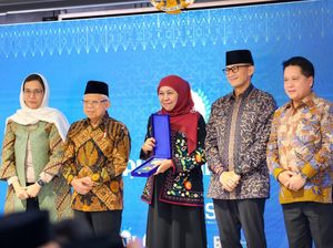 Pemprov Jatim Raih Juara Umum Anugerah Adinata Syariah KNEKS Pemprov Jatim Raih Juara Umum Anugerah Adinata Syariah KNEKS