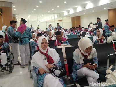 Penerbangan Perdana Calon Jemaah Haji dari BIJB Kertajati