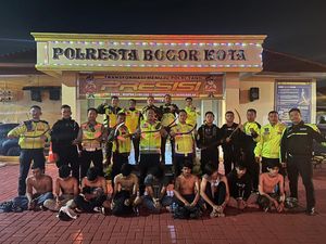 Patroli Malam, Polresta Bogor Kota Gagalkan Tawuran hingga Sita Miras Patroli Malam, Polresta Bogor Kota Gagalkan Tawuran hingga Sita Miras