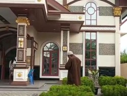 Heboh Warga Medan Salat di Halaman Gereja, Begini Ceritanya