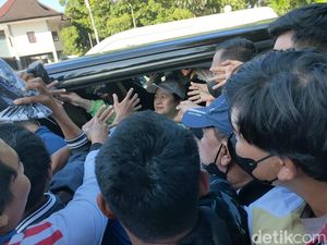 Pagi-pagi Puan Maharani Gowes dan Bagikan Kaus di CFD Solo