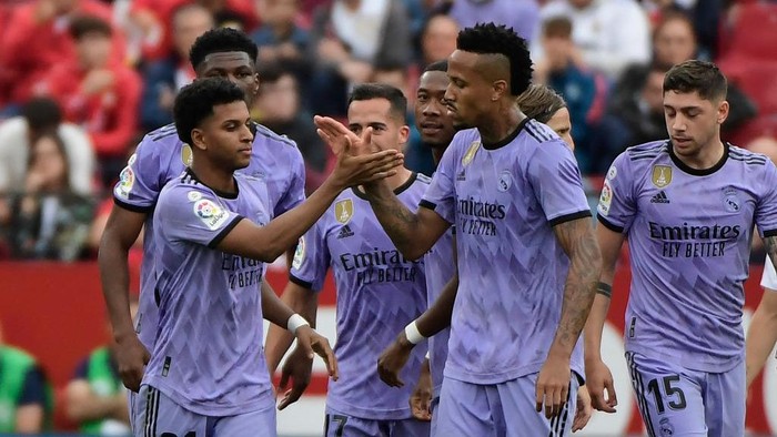 Real Madrids Brazilian forward Rodrygo (L) celebrates with teammates after scoring a goal during the Spanish league football match between Sevilla FC and Real Madrid CF at the Ramon Sanchez Pizjuan stadium in Seville on May 27, 2023. (Photo by CRISTINA QUICLER / AFP) (Photo by CRISTINA QUICLER/AFP via Getty Images)