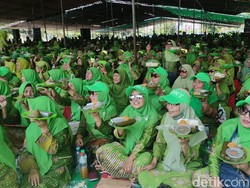13 Ribu Muslimat Sidoarjo Makan Kupang Lontong Pecahkan Rekor MURI