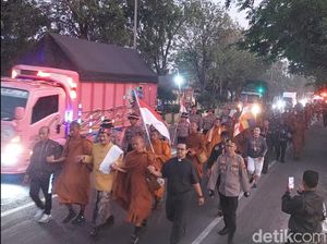 Seorang Biksu Thudong Sempat Dirawat di RS karena Kelelahan di Kendal