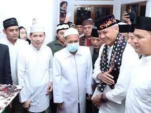 Sowan ke Kiai Sepuh Banten, Ganjar Dapat Nasihat-Dihadiahi Sorban Batik