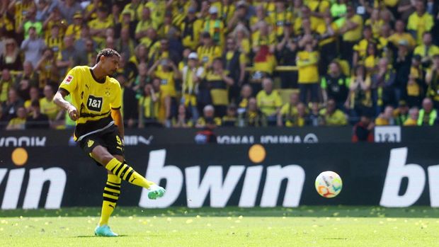 Sepak Bola - Bundesliga - Borussia Dortmund v 1. FSV Mainz 05 - Signal Iduna Park, Dortmund, Jerman - 27 Mei 2023 Sebastien Haller dari Borussia Dortmund gagal mengeksekusi penalti REUTERS/Wolfgang Rattay PERATURAN DFL DILARANG PENGGUNAAN FOTO SEBAGAI URUTAN GAMBAR DAN/ATAU QUASI-VIDEO.