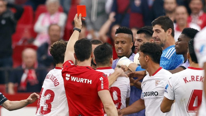 Soccer Football - LaLiga - Sevilla v Real Madrid - Ramon Sanchez Pizjuan, Seville, Spain - May 27, 2023 Sevillas Marcos Acuna is shown a red card by referee Cesar Soto REUTERS/Marcelo Del Pozo