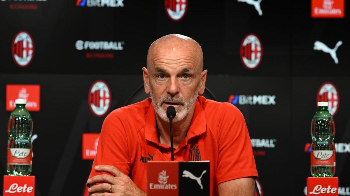 Stefano Pioli jelaskan AC Milan fokus poles permainan di pramusim, bukan hasil-hasil. (Foto: AC Milan via Getty Images/Claudio Villa)