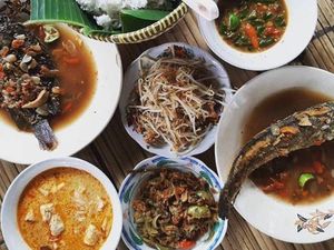 Huahh! Di Sini Ada Ayam Goreng hingga Ikan Asin Dicocol Sambal Dadak